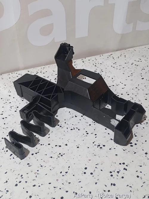 4K0805608 2019-2026 Audi A6 Sağ Far Alt Braketi