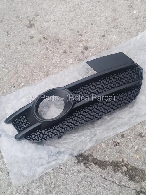 8U0807682A SP9 2012-2014 Audi Q3 Sağ Sis Farı Çerçevesi
